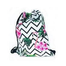 Load image into Gallery viewer, Mochila de cuerdas para mujer, color verde con estampado de piñas y flores, 100% poliéster.
