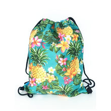 Load image into Gallery viewer, Mochila de cuerdas para mujer, color verde con estampado de piñas y flores, 100% poliéster.
